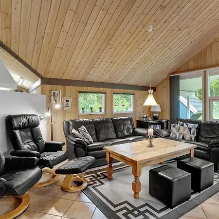 4 Bedroom Stunning In Oksbol Holiday home Ovtrup