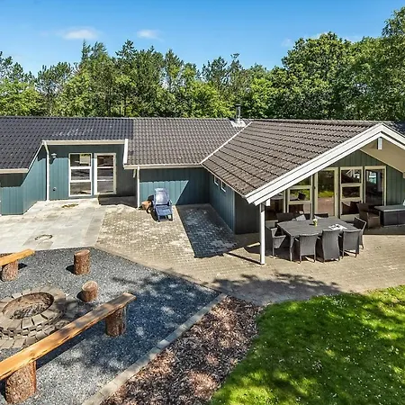 4 Bedroom Stunning In Oksbol Holiday home Ovtrup